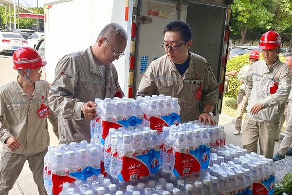 发放矿泉水.jpg