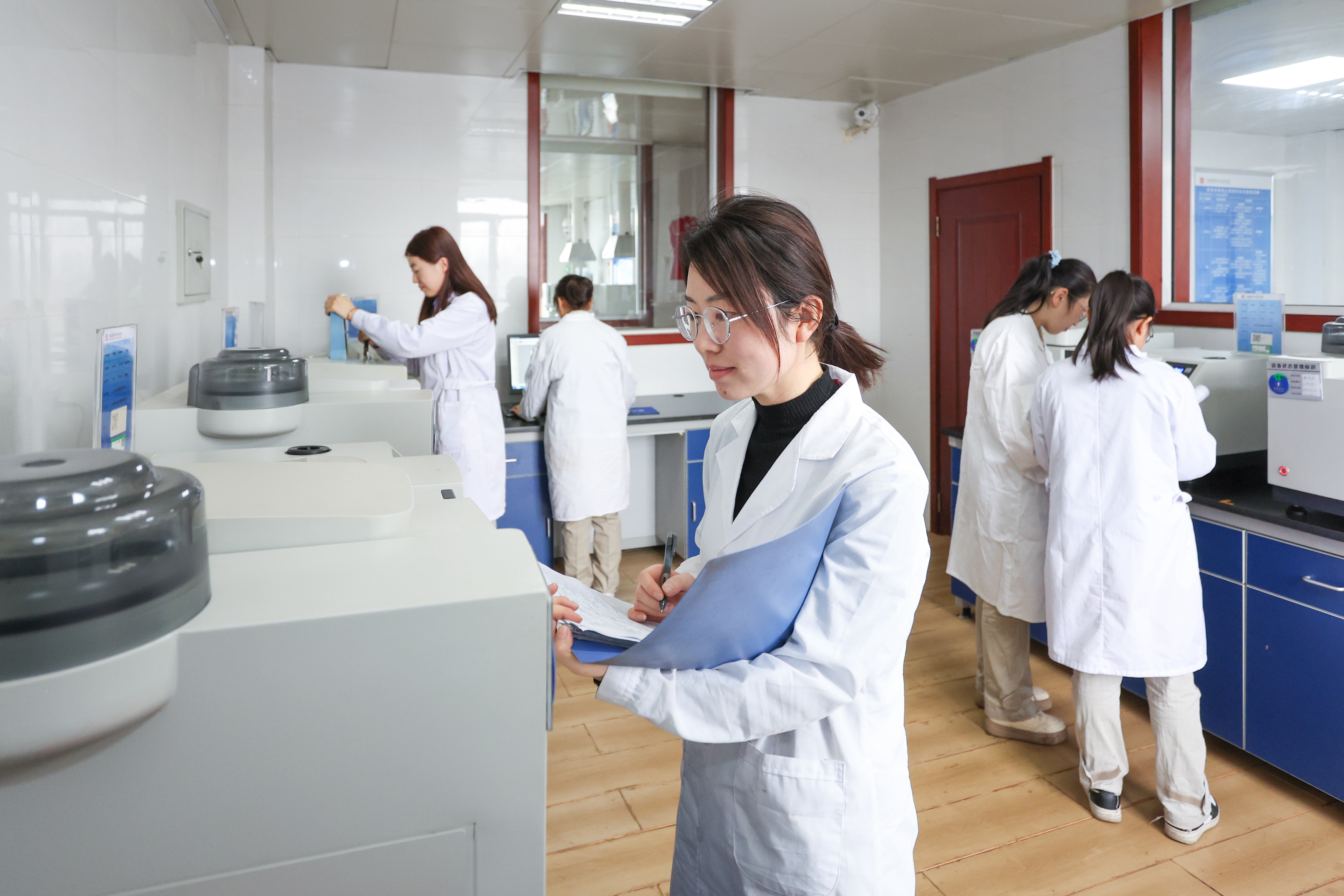 [大唐榜样]托克托发电公司燃料质检部煤化验班获“全国五星级班组” (2).jpg