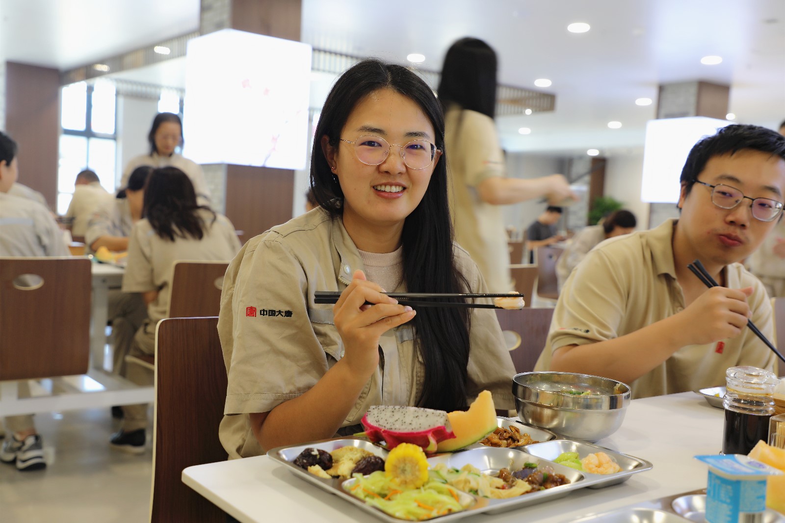 大唐保定热电厂职工在食堂品尝美食.jpg