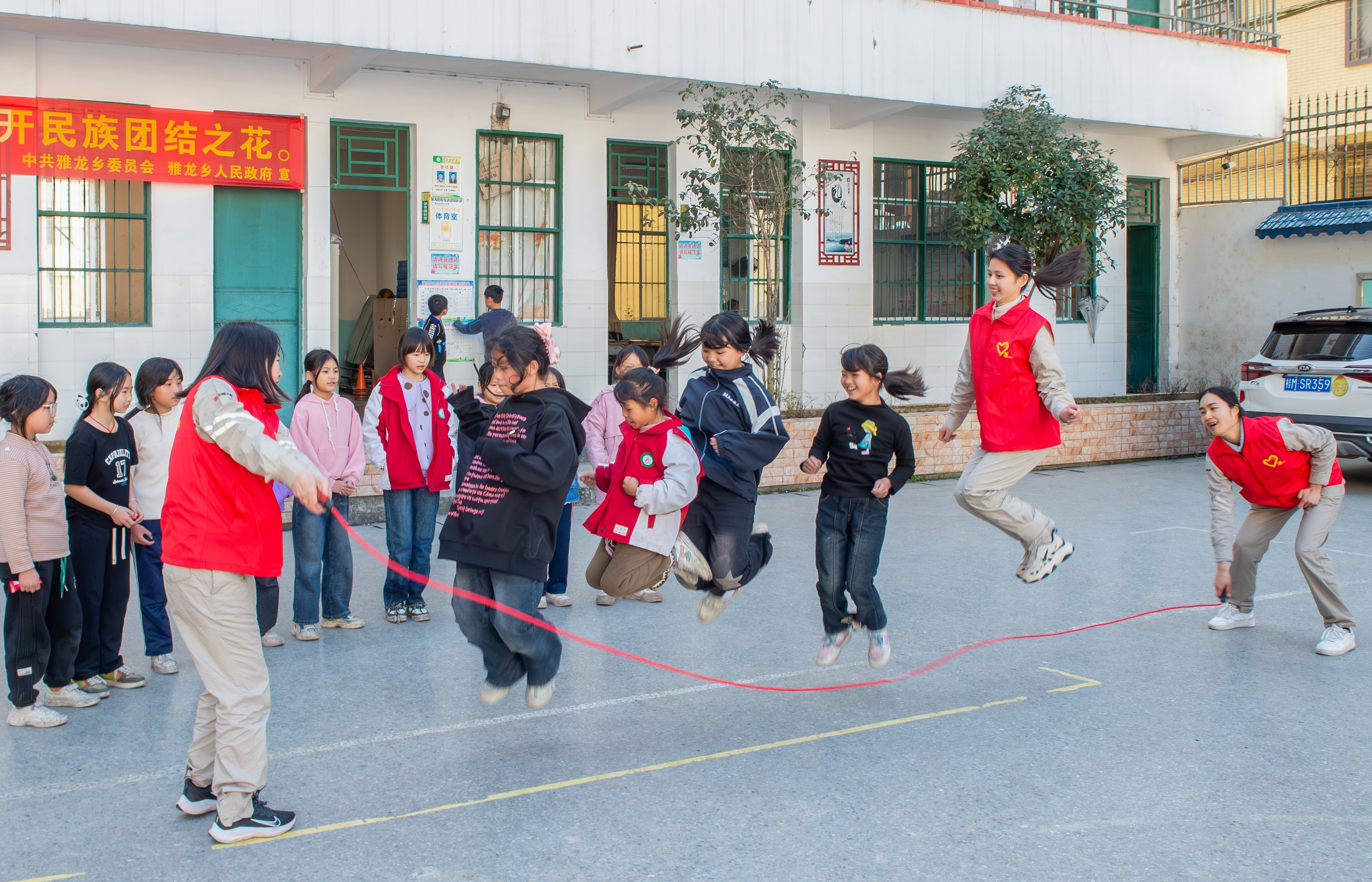 1.广源公司女职工们在当地小学与学生们一起玩游戏。蒋亚宁摄_副本_副本_副本.jpg