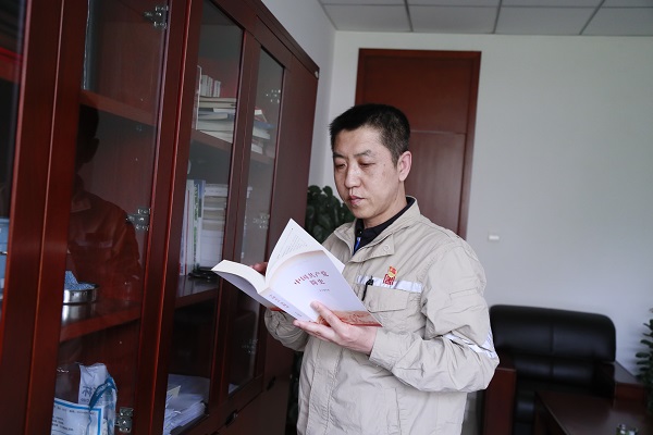 1.梁振明同志坚持理论武装不松懈。.jpg