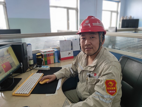 图片2.这是李剑锋同志的办公桌，是云冈项目部安全生产办公室最靠近门口的一张桌子，也是全项目部最为忙碌的一张桌子，他经常在这张桌子上伏案到深夜。“安监人员要做好监督，更要做好服务”这是他常挂在嘴边的一句话。项目部各项工作实行首问负责制，每天到他这儿问询的人是络绎不绝，他总是热心接待、耐心讲解，即便不是自己分内的事，他也会讲明办事流程，提供力所能及的帮助。面对大家的感谢，他总是憨憨地一笑。经.jpg
