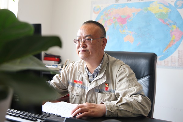 3.赵晨光同志认真进行机组小指标分析。.jpg