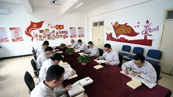 坚持以习近平新时代中国特色社会主义思想为指引，认真落实“第一议题”制度。.bmp