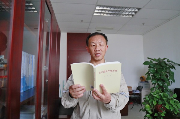 焦宏波同志坚持以习近平新时代中国特色社会主义思想为指引，不断强化政治理论武装。.jpg