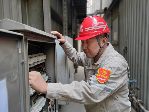 图片1.李剑锋同志正在云冈热电4号机空冷岛上检查检修电源箱的检验合格证。在对部门春检工作监督检查过程中，细心的他发现项目部的检验合格证背胶粘性不大，加之现场环境差，导致已贴好的合格证经常出现脱落的情况，于是他要求各检验班组在合格证上再加一层透明胶带。他教育自己的员工“干工作要注意细节，干就要干好、干漂亮！”。云冈项目部已圆满完成2021年春检任务，重点围绕设备“七防”检查开展工作，共计查.jpg