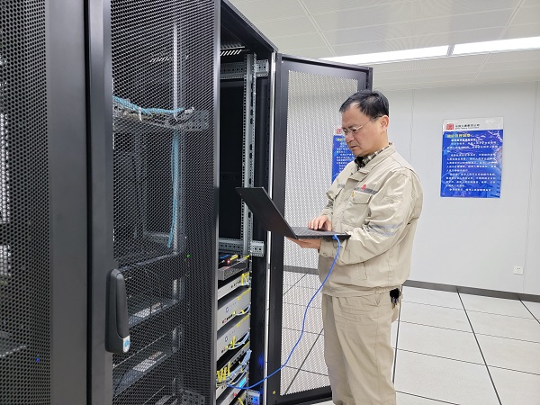 图片3.信息网络项目部认真执行《风险隐患“六查六严”专项行动工作方案》，兰育同志强化责任担当，真正做到守土有责，在信息机房登录态势感知系统，每日检查网络安全日志，排除故障，确保网络安全。.jpg