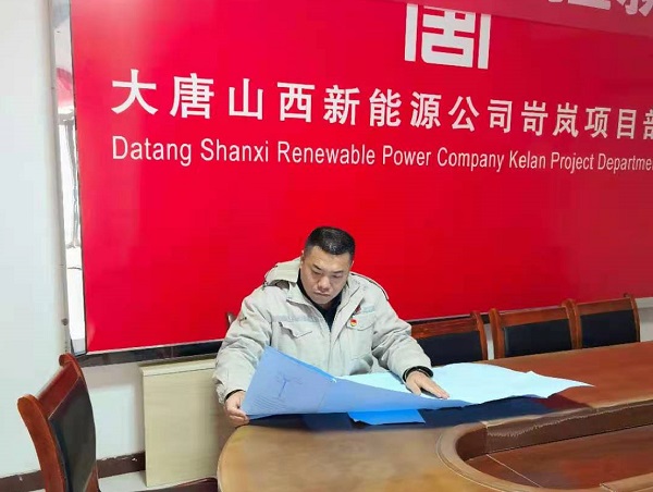为了推进工程建设，深夜，胡建雄同志一个人在项目部会议室钻研图纸，寻找解决办法，这已是他日常工作和生活中必不可少的一部分。.jpg
