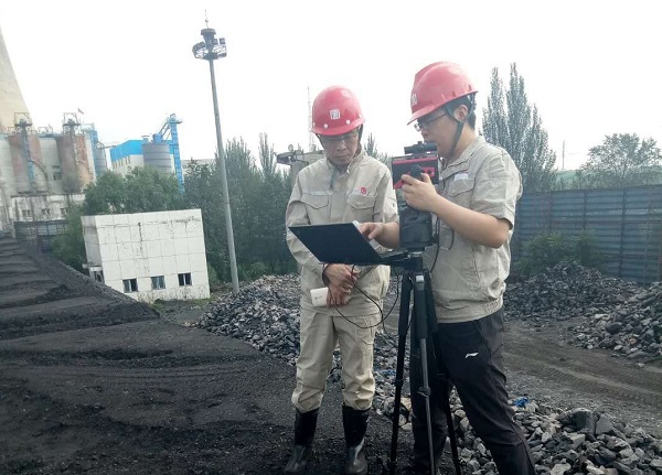 顾绍贺(右)在盘点燃煤库存.jpg 顾绍贺(右)在盘点燃煤库存.jpg