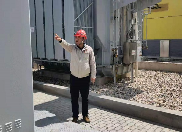 在打赢项目“保电价”攻坚战中，为了充分发挥党建活动组、青年突击队等10个服务保障组的作用，胡建雄深入现场视察、了解情况，便于更好的做好各项服务保障工作.jpg
