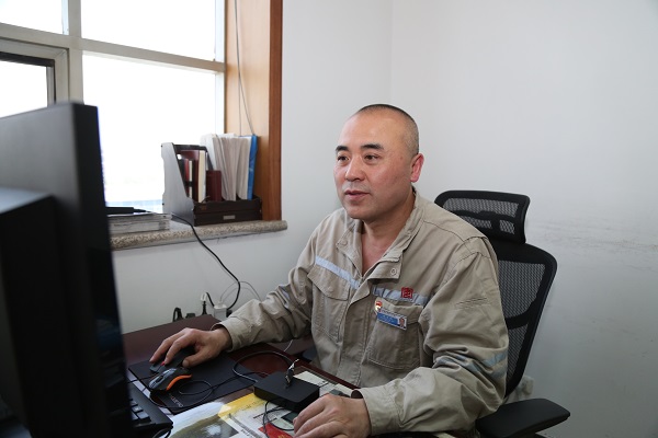 李志刚同志正在编制《学史明责守纪力行知识答题》.jpg
