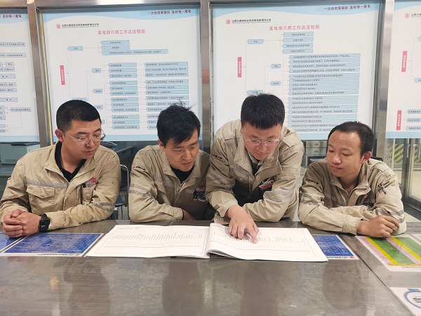 对值内成员进行系统图培训讲解，共同提高专业技能水平.jpg