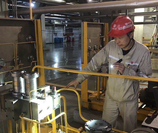 唐震同志检查现场设备 (2).jpg 唐震同志检查现场设备 (2).jpg