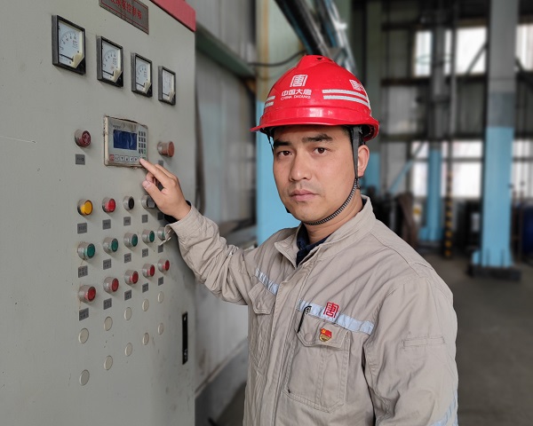 图片1.深入现场,巡检设备运行工况。项目部的主营工作就是做好设备的运行维护,以提高设备运行的安全可靠性。为更好的将支部工作与中心工作紧密结合,他经常深入工作现场,了解掌握各专业工作重点、难点,安全管理是否全面,职工真实的工作状况等情况,以便有针对性的开展党员突击队、与职工深入交流等。.jpg 图片1.深入现场,巡检设备运行工况。项目部的主营工作就是做好设备的运行维护,以提高设备运行的安全可靠性。为更好的将支部工作与中心工作紧密结合,他经常深入工作现场,了解掌握各专业工作重点、难点,安全管理是否全面,职工真实的工作状况等情况,以便有针对性的开展党员突击队、与职工深入交流等。.jpg