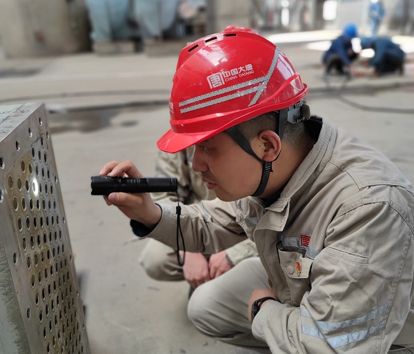 图片3.他深入检修现场,检查设备检修质量。为确保支部工作与中心工作紧密结合,他经常深入检修现场,了解设备检修管理的各方面工作,就检修工艺、故障分析与职工交流探讨。同时更加全面地了解和掌握职工真实的工作及思想状态,知职工愿、暖职工心、解职工难,关心关爱职工,以做好职工队伍的稳定工作。.jpg 图片3.他深入检修现场,检查设备检修质量。为确保支部工作与中心工作紧密结合,他经常深入检修现场,了解设备检修管理的各方面工作,就检修工艺、故障分析与职工交流探讨。同时更加全面地了解和掌握职工真实的工作及思想状态,知职工愿、暖职工心、解职工难,关心关爱职工,以做好职工队伍的稳定工作。.jpg