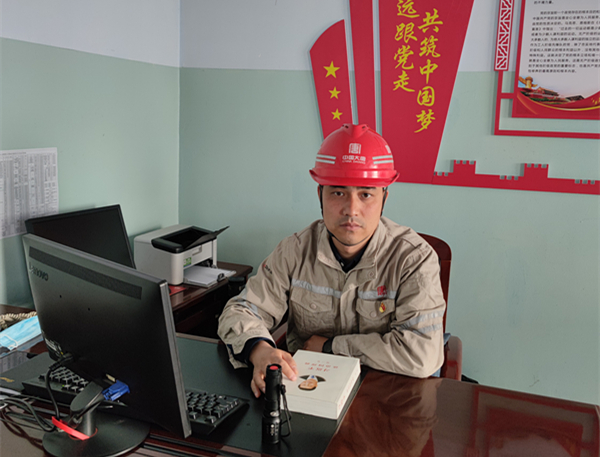 图片2.学习《习近平治国理政第三卷》,加强自身政治理论学习。作为一名年轻的基层党务工作者,他不断加强自身党史学习以及支部党员的政治理论教育。他深知加强政治理论学习的重要性,只有自身政治理论基础过硬,才能不断提高支部党员的政治理论水平,提高党员的政治素养,抓好支部各方面建设。.jpg 图片2.学习《习近平治国理政第三卷》,加强自身政治理论学习。作为一名年轻的基层党务工作者,他不断加强自身党史学习以及支部党员的政治理论教育。他深知加强政治理论学习的重要性,只有自身政治理论基础过硬,才能不断提高支部党员的政治理论水平,提高党员的政治素养,抓好支部各方面建设。.jpg