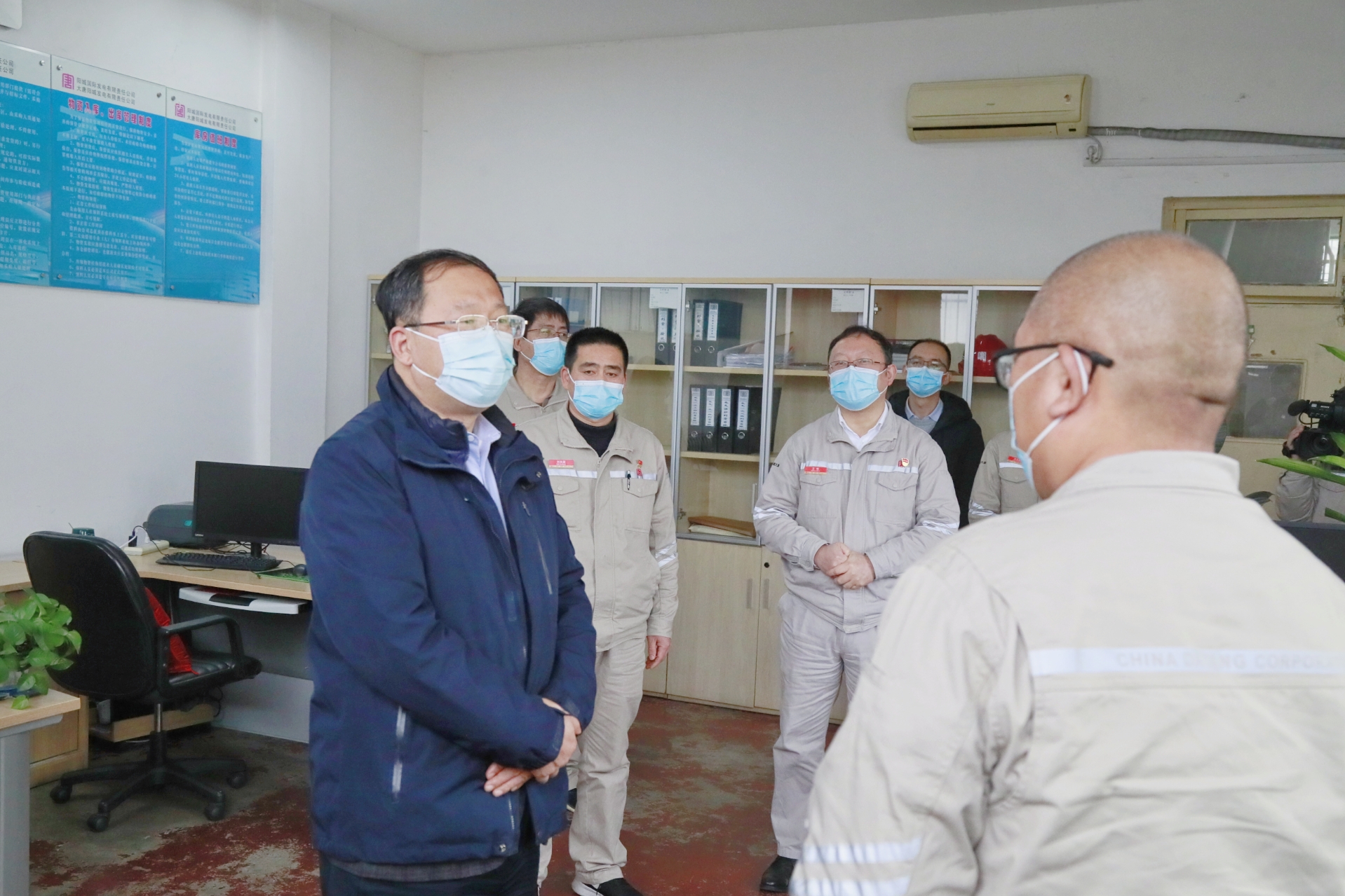 张卫东慰问阳电困难职工代表闫国辉.jpg
