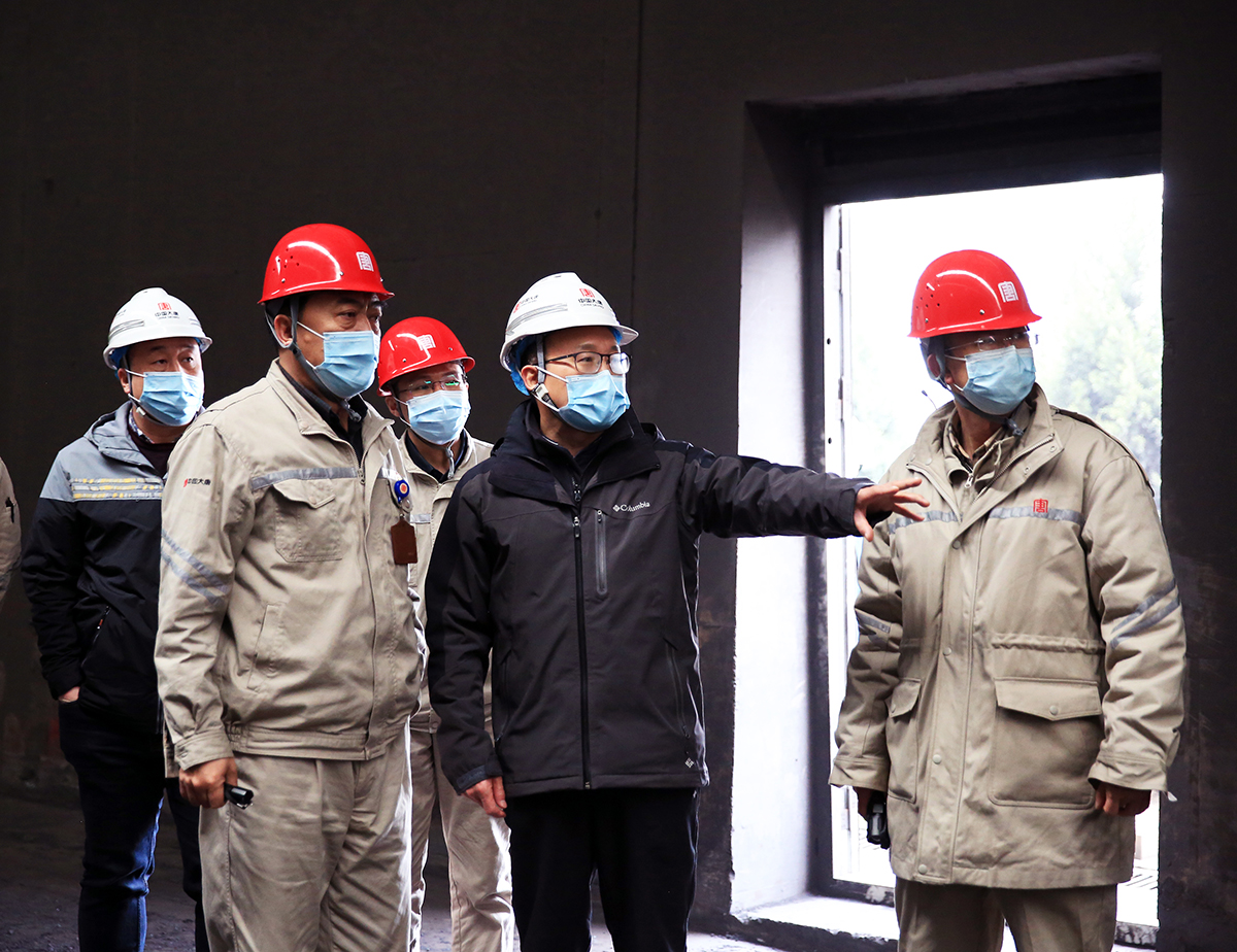 2022.1.28山西公司总经理王方红新春慰问困难职工赵勇鹏送祝福集控室煤场.JPG