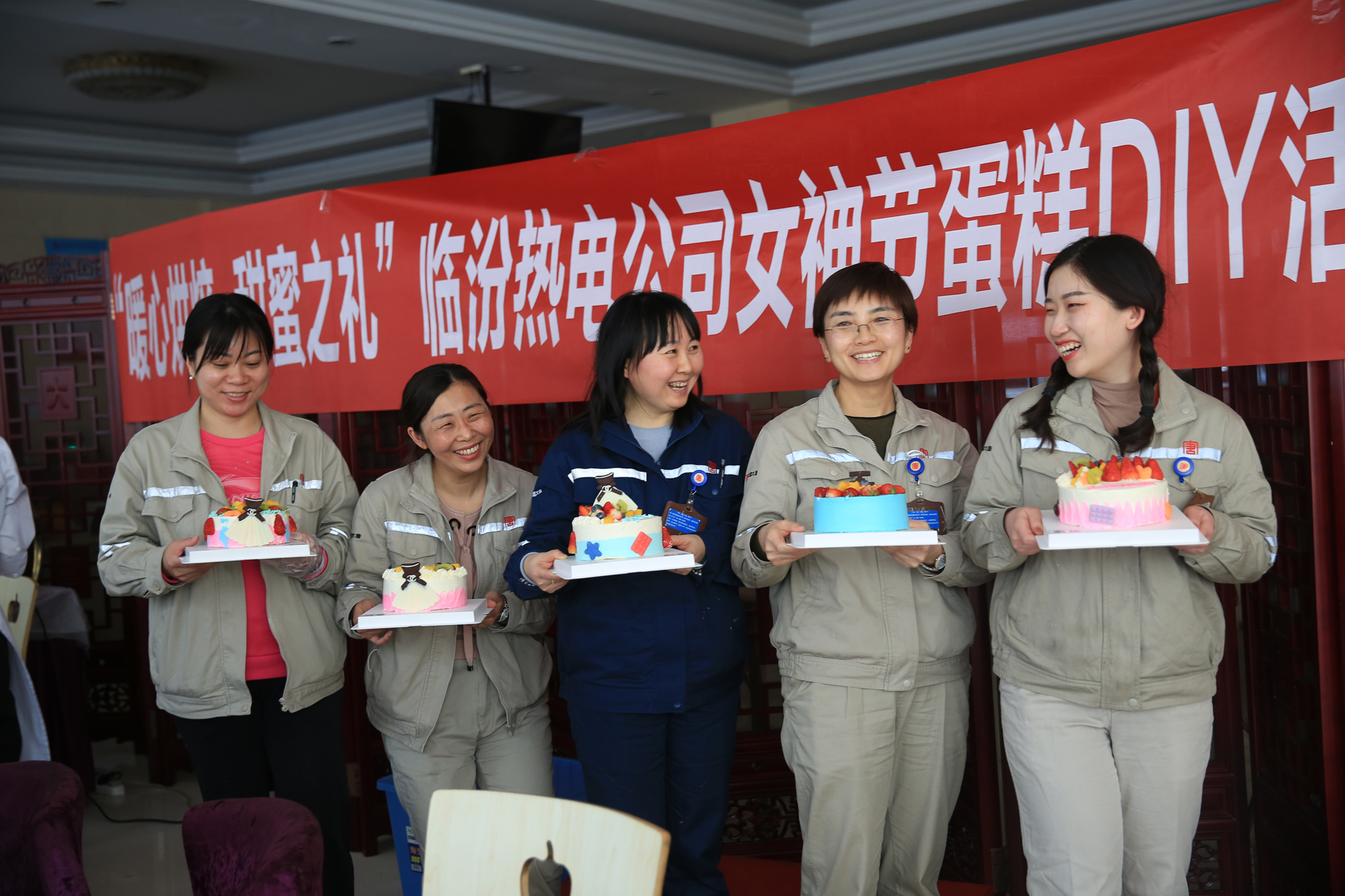 “暖心烘焙 甜蜜之礼”女神节蛋糕DIY活动合影.JPG