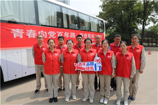 5.青年志愿者参加“青春向党百年路 奋进喜迎二十大”无偿献血活动.jpg 5.青年志愿者参加“青春向党百年路 奋进喜迎二十大”无偿献血活动.jpg
